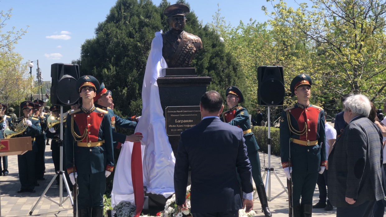 Совсем как живой!»: в Ростове-на-Дону установлен памятник маршалу Баграмяну  - Dalma News