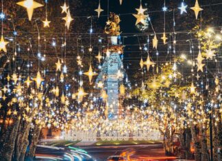 Тбилиси встречает Новый год: огни большого города, «новогодняя деревня» и возвращение праздничного настроения
